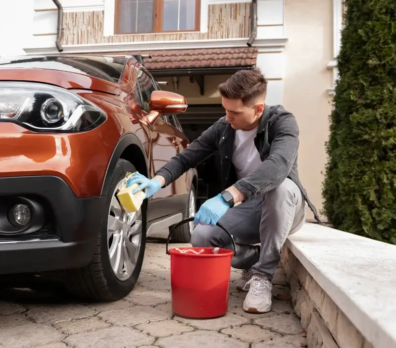 Lavage auto à domicile Guîtres : professionnel intervenant sur un véhicule